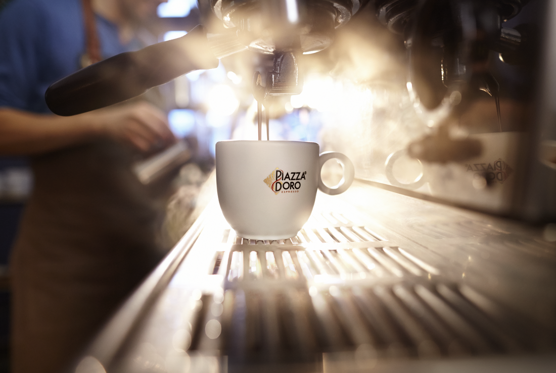 Piazza D'Oro-Kaffee wird frisch gebrüht unter Espressomaschine.