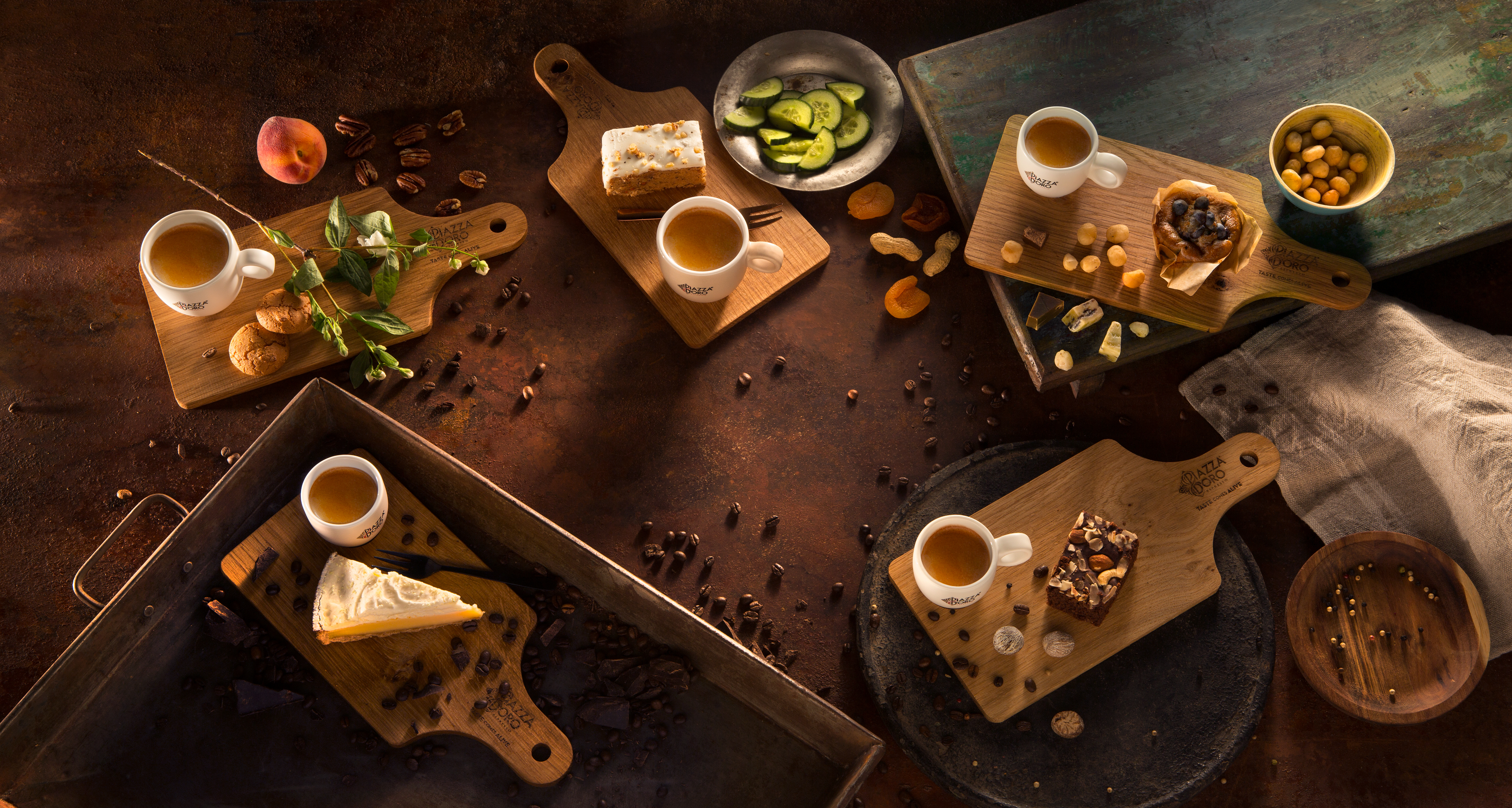 Kaffee und Snacks auf Holzplatten in gemütlichem, rustikalem Ambiente.