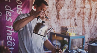 Person gießt Jacobs Kaffee in eine Tasse