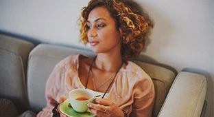 Frau genießt eine Tasse Kaffee von Jacobs Professional