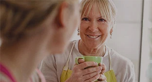 Zwei Frauen unterhalten sich und trinken Kaffee von Jacobs Professional